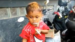 Menino de dois anos fuma 40 cigarros por dia comprados pela mãe